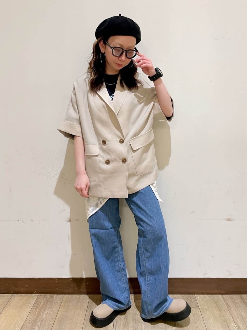 ブルー系のTシャツ/カットソー、ベージュ系のテーラードジャケット、ブルー系のデニムパンツを着用したレディースの春コーディネートの4枚目の写真