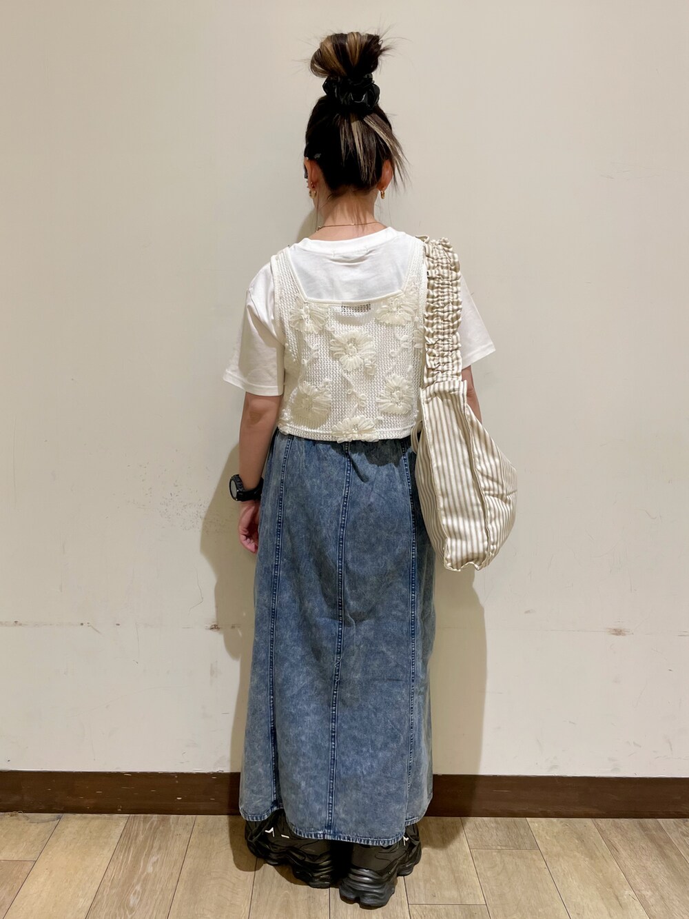 ホワイト系のTシャツ/カットソー、ベージュ系のトートバッグ、ホワイト系のベストを着用したレディースの夏コーディネートの2枚目の写真