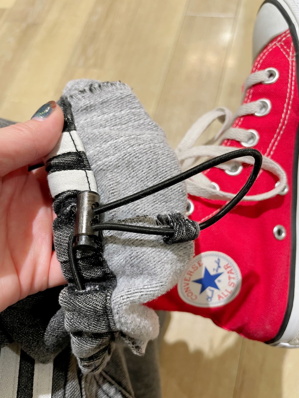グレー系のニット/セーター、ブラック系のシャツ/ブラウス、ブラック系のその他パンツを着用したレディースの秋コーディネートの10枚目の写真