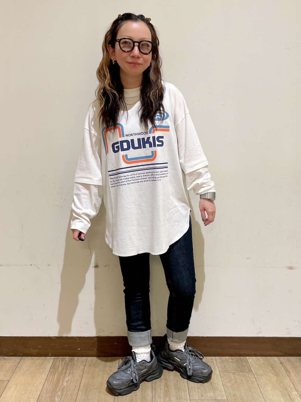 ベージュ系のスウェット、ホワイト系のTシャツ/カットソー、ブルー系のその他パンツを着用したレディースの秋コーディネートの7枚目の写真