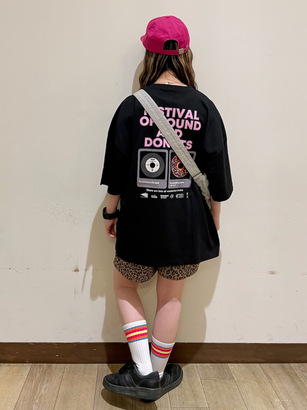 イエロー系のその他パンツ、グレー系のショルダーバッグを着用したレディースの夏コーディネートの2枚目の写真