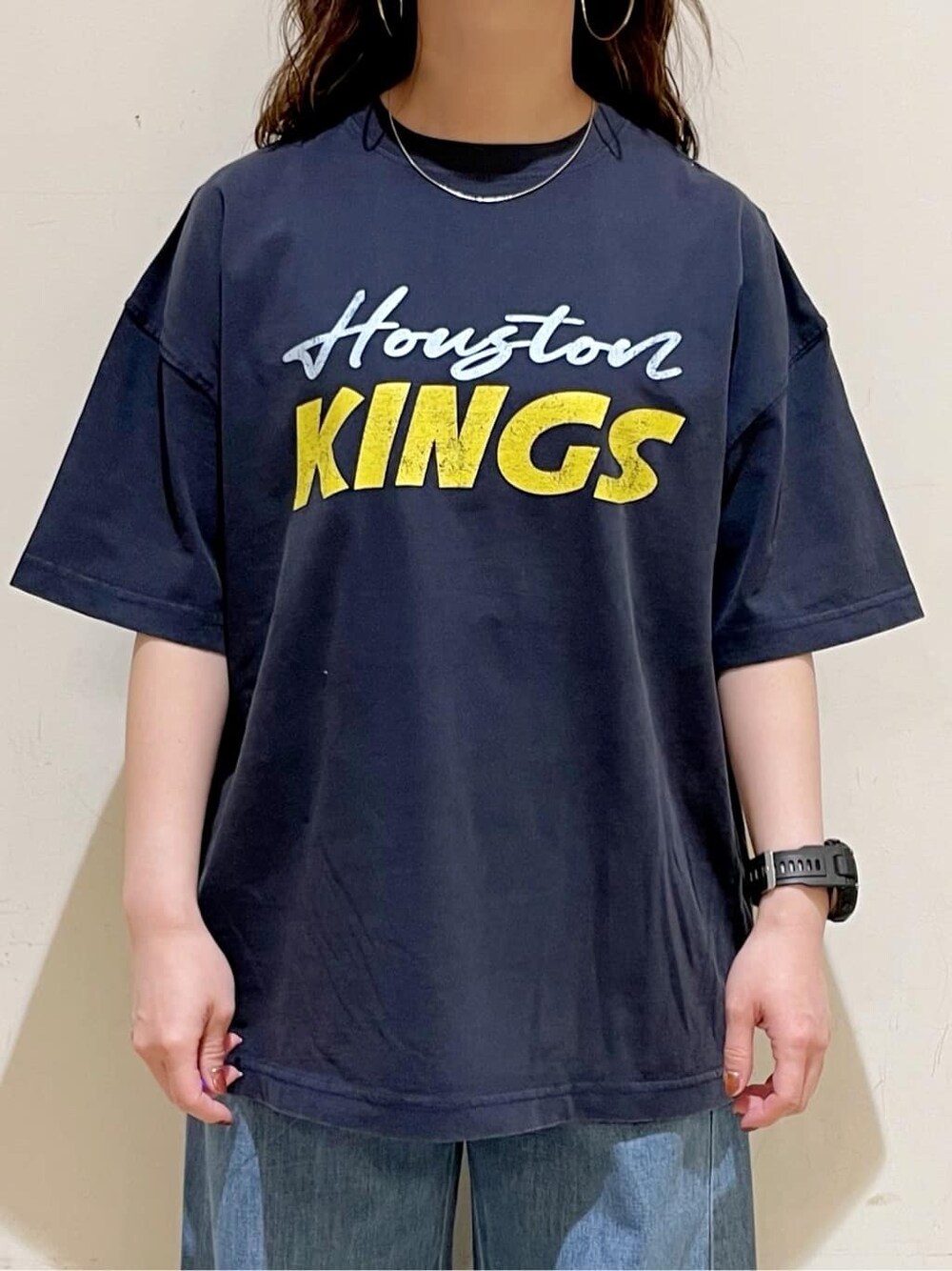 ブラウン系のショルダーバッグ、ブルー系のTシャツ/カットソー、ホワイト系のベストを着用したレディースの春コーディネートの7枚目の写真