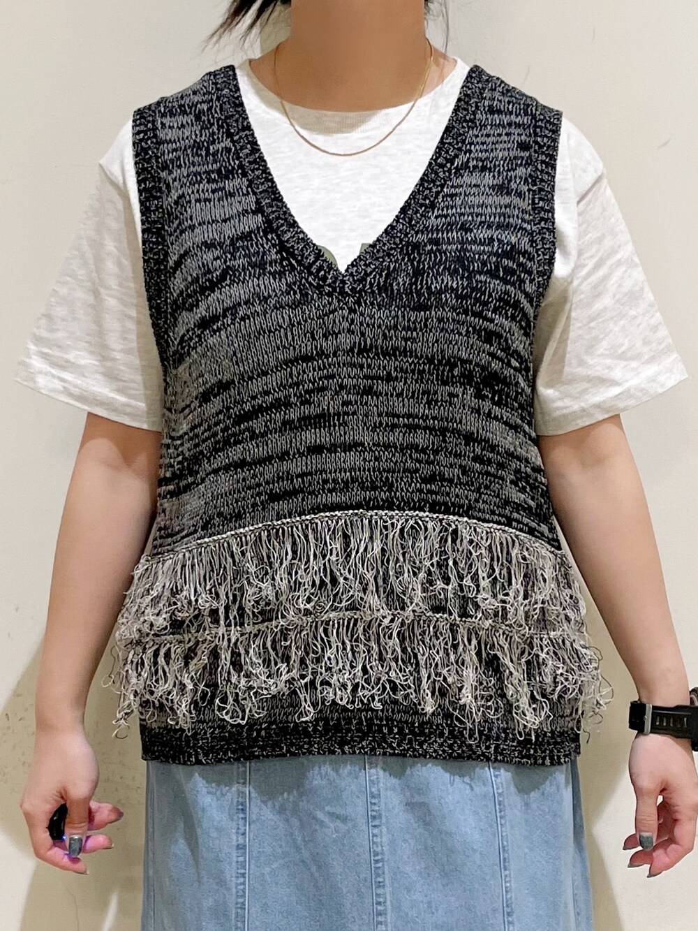 グレー系のTシャツ/カットソー、ブラック系のベスト、グリーン系のショルダーバッグを着用したレディースの夏コーディネートの6枚目の写真