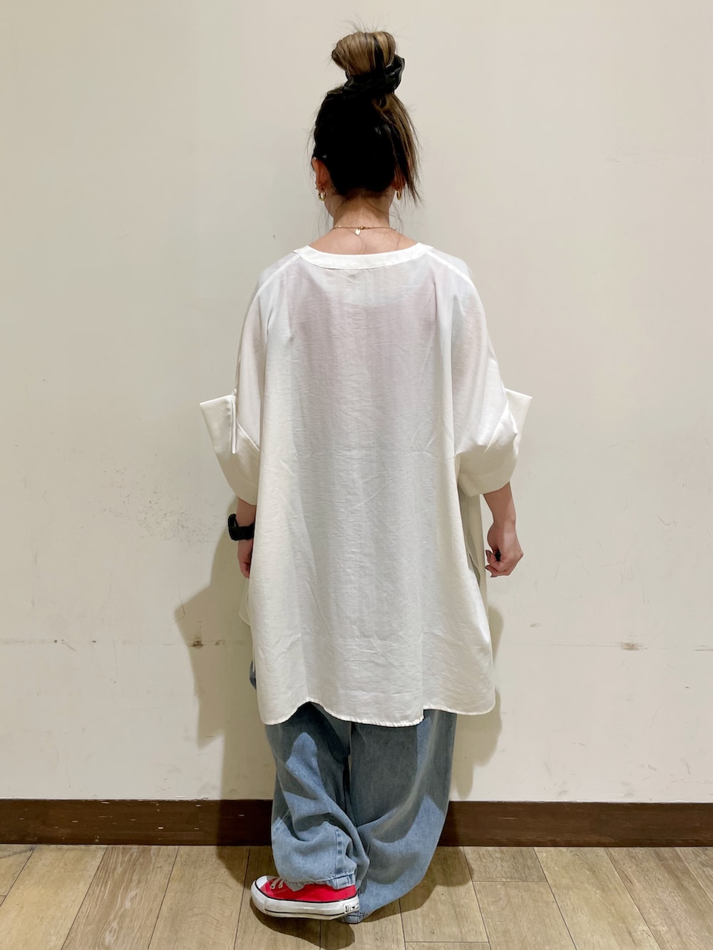 ブルー系のサロペット/オーバーオール、ホワイト系のシャツ/ブラウス、ピンク系のタンクトップを着用したレディースの夏コーディネートの2枚目の写真