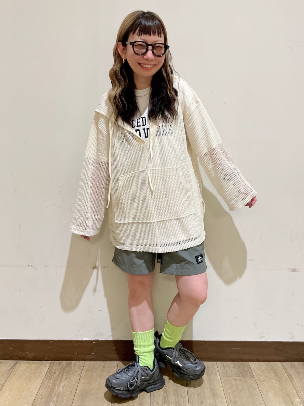 ホワイト系のTシャツ/カットソー、ホワイト系のTシャツ/カットソー、グレー系のその他パンツを着用したレディースの夏コーディネートの5枚目の写真