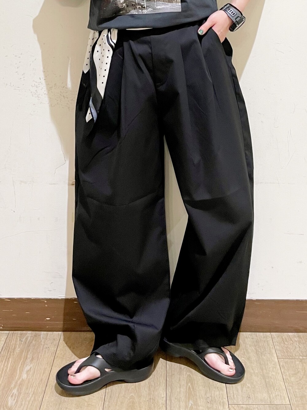 グレー系のTシャツ/カットソー、ブラック系のその他パンツ、ブラック系のショルダーバッグを着用したレディースの夏コーディネートの8枚目の写真