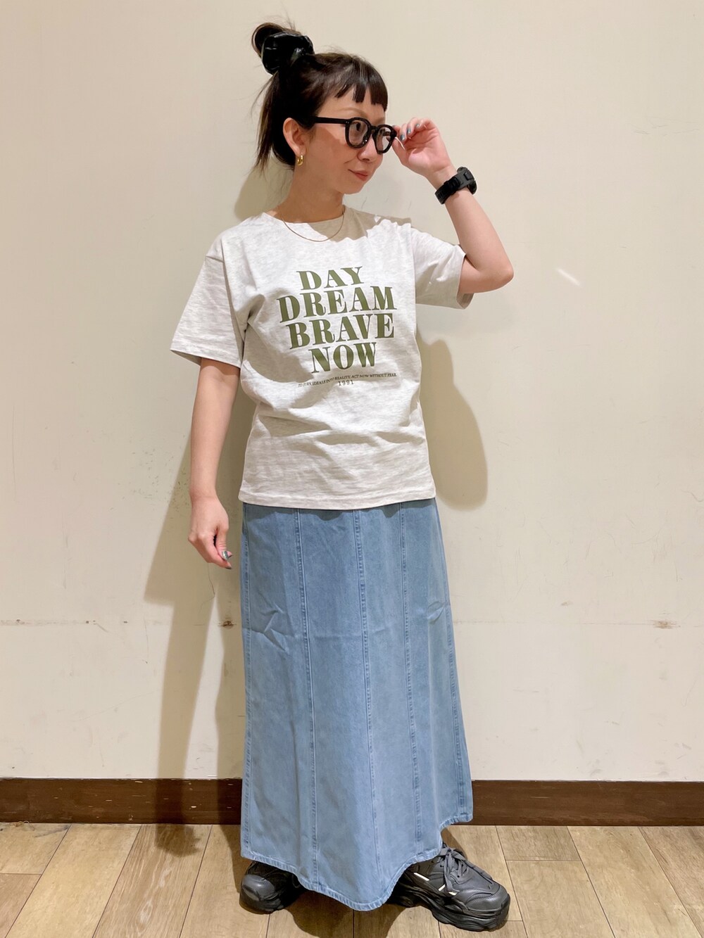 グレー系のTシャツ/カットソー、ブラック系のベスト、グリーン系のショルダーバッグを着用したレディースの夏コーディネートの7枚目の写真