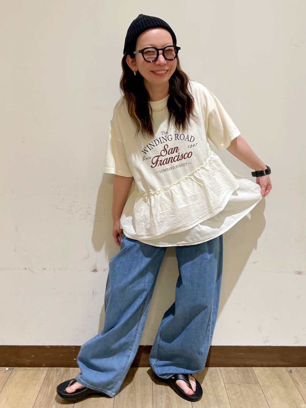 ホワイト系のTシャツ/カットソー、ブルー系のデニムパンツ、ブラック系のサンダルを着用したレディースの夏コーディネートの5枚目の写真