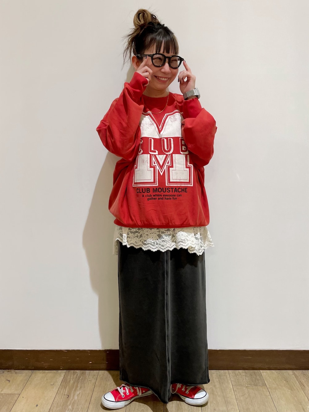 グレー系のパーカー、レッド系のスウェット、グレー系のスカートを着用したレディースの秋コーディネートの7枚目の写真