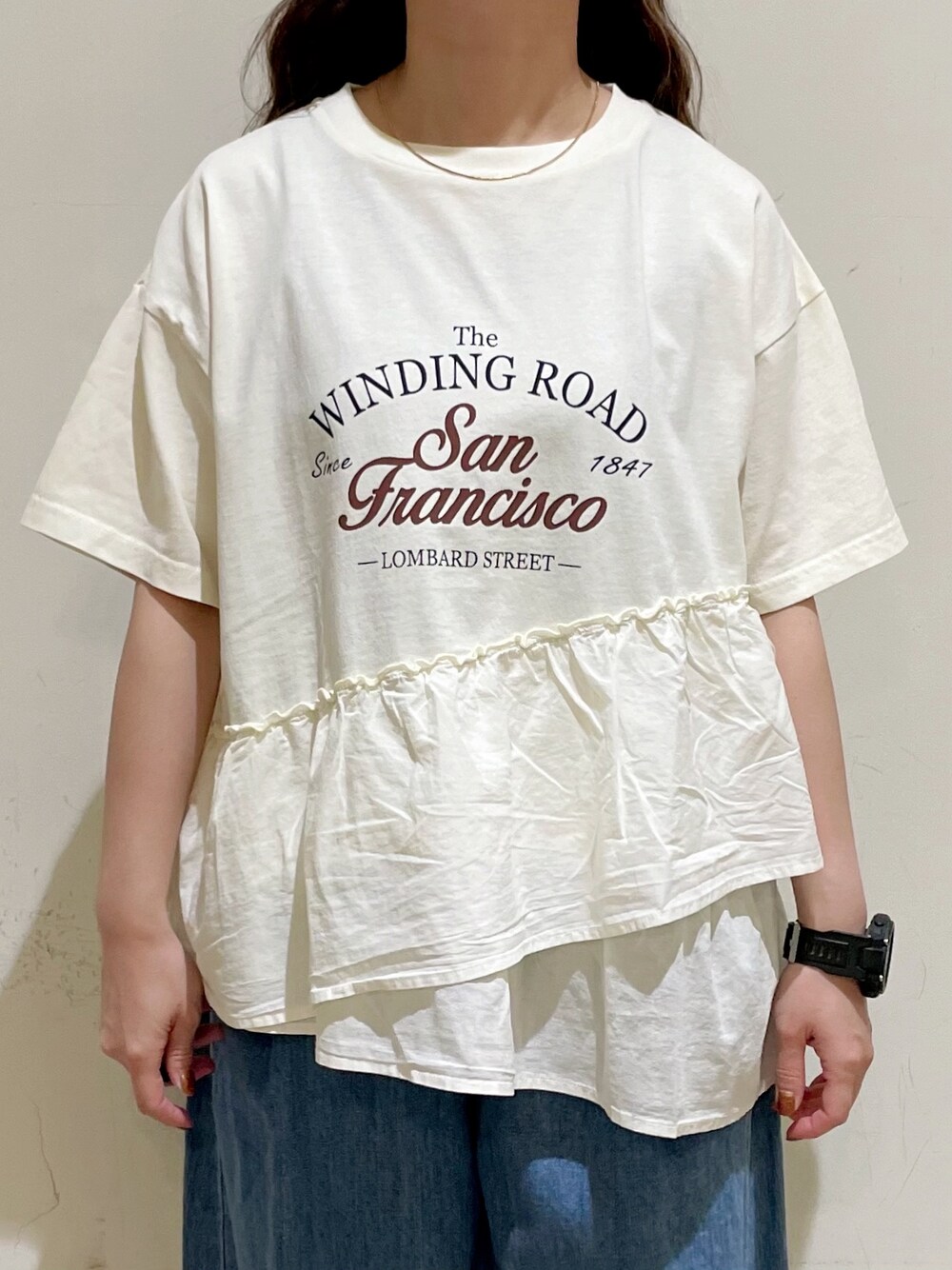 ホワイト系のTシャツ/カットソー、ブルー系のデニムパンツ、ブラック系のサンダルを着用したレディースの夏コーディネートの6枚目の写真