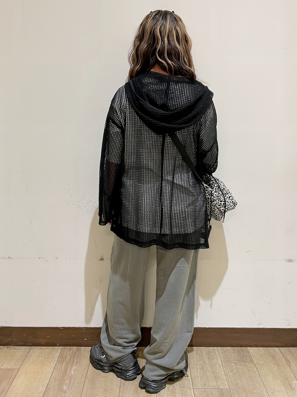 ブラック系のTシャツ/カットソー、ホワイト系のTシャツ/カットソー、グレー系のその他パンツを着用したレディースの秋コーディネートの2枚目の写真