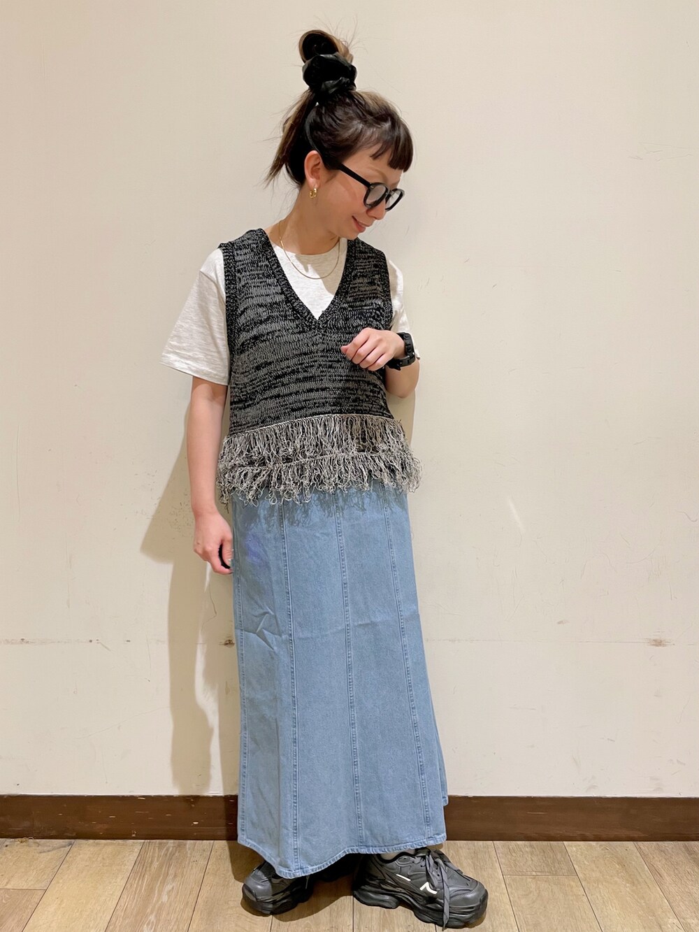 グレー系のTシャツ/カットソー、ブラック系のベスト、グリーン系のショルダーバッグを着用したレディースの夏コーディネートの5枚目の写真