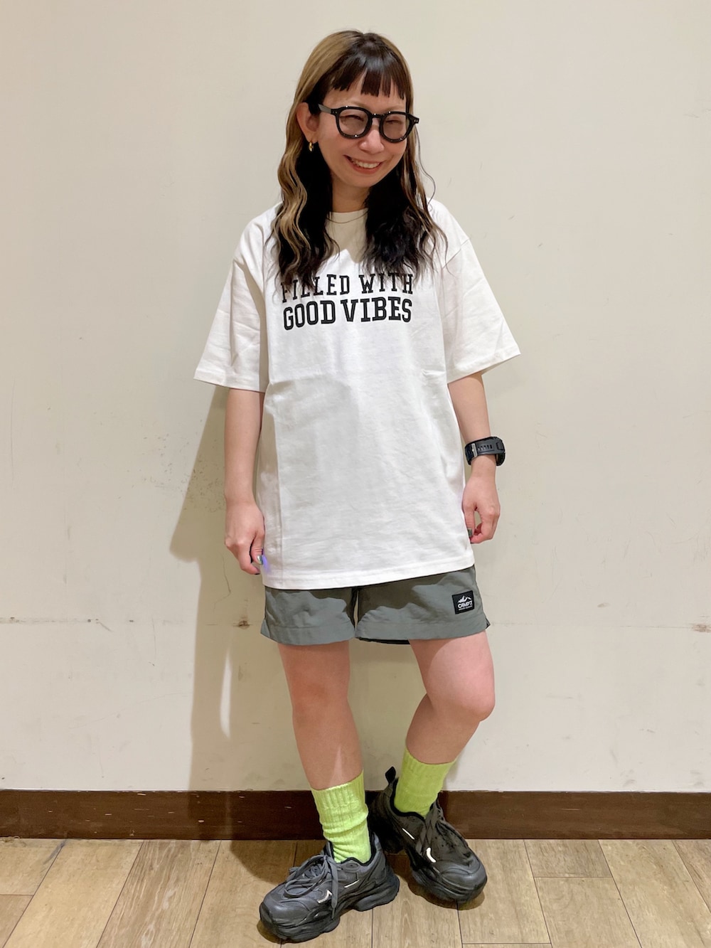 ホワイト系のTシャツ/カットソー、ホワイト系のTシャツ/カットソー、グレー系のその他パンツを着用したレディースの夏コーディネートの8枚目の写真