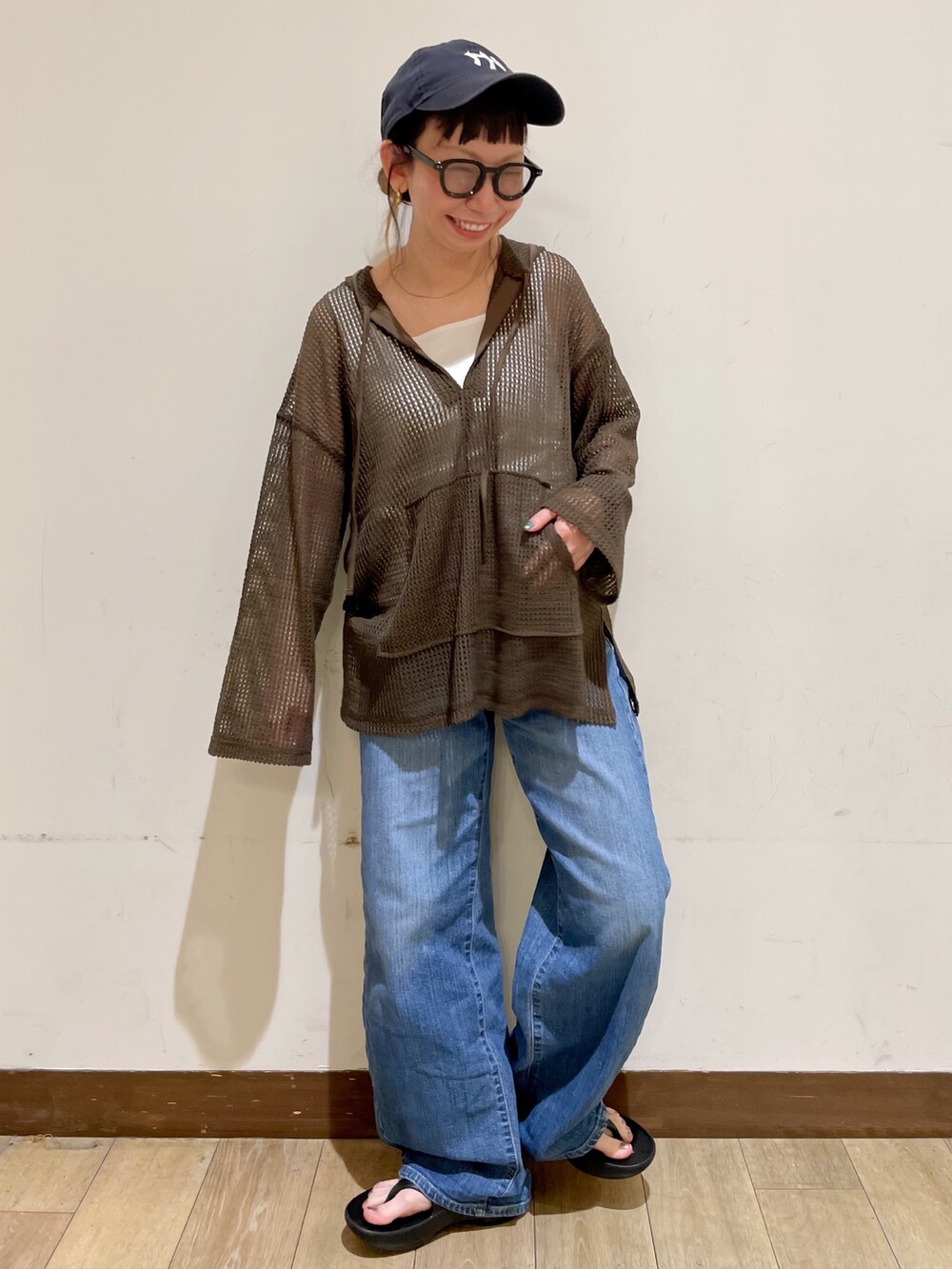ブラウン系のTシャツ/カットソー、ホワイト系のタンクトップ、ブルー系のデニムパンツを着用したレディースの夏コーディネートの5枚目の写真