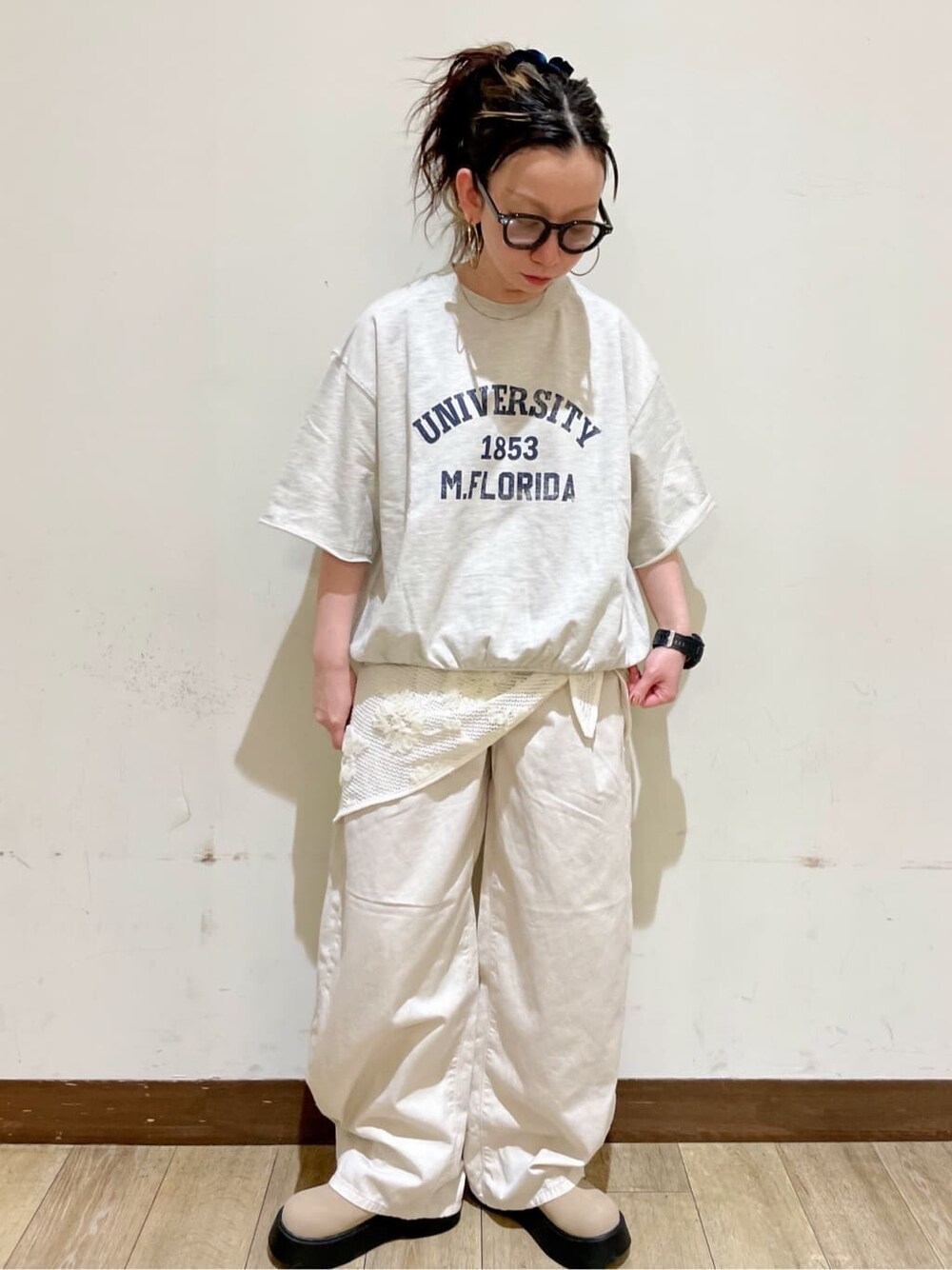 ホワイト系のTシャツ/カットソー、ホワイト系のその他パンツ、ブルー系のその他を着用したレディースの春コーディネートの5枚目の写真