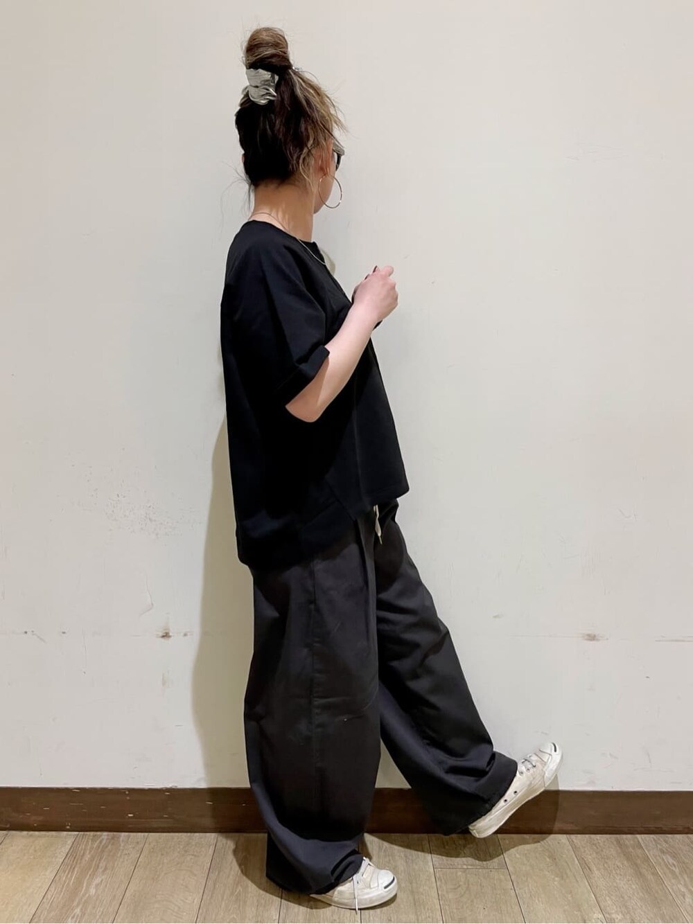 グレー系のショルダーバッグ、グレー系のその他パンツ、ブラック系のその他トップスを着用したレディースの春コーディネートの4枚目の写真