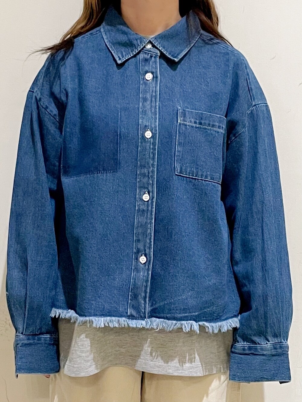 ブルー系のシャツ/ブラウス、グレー系のTシャツ/カットソー、ホワイト系のその他パンツを着用したレディースの秋コーディネートの9枚目の写真