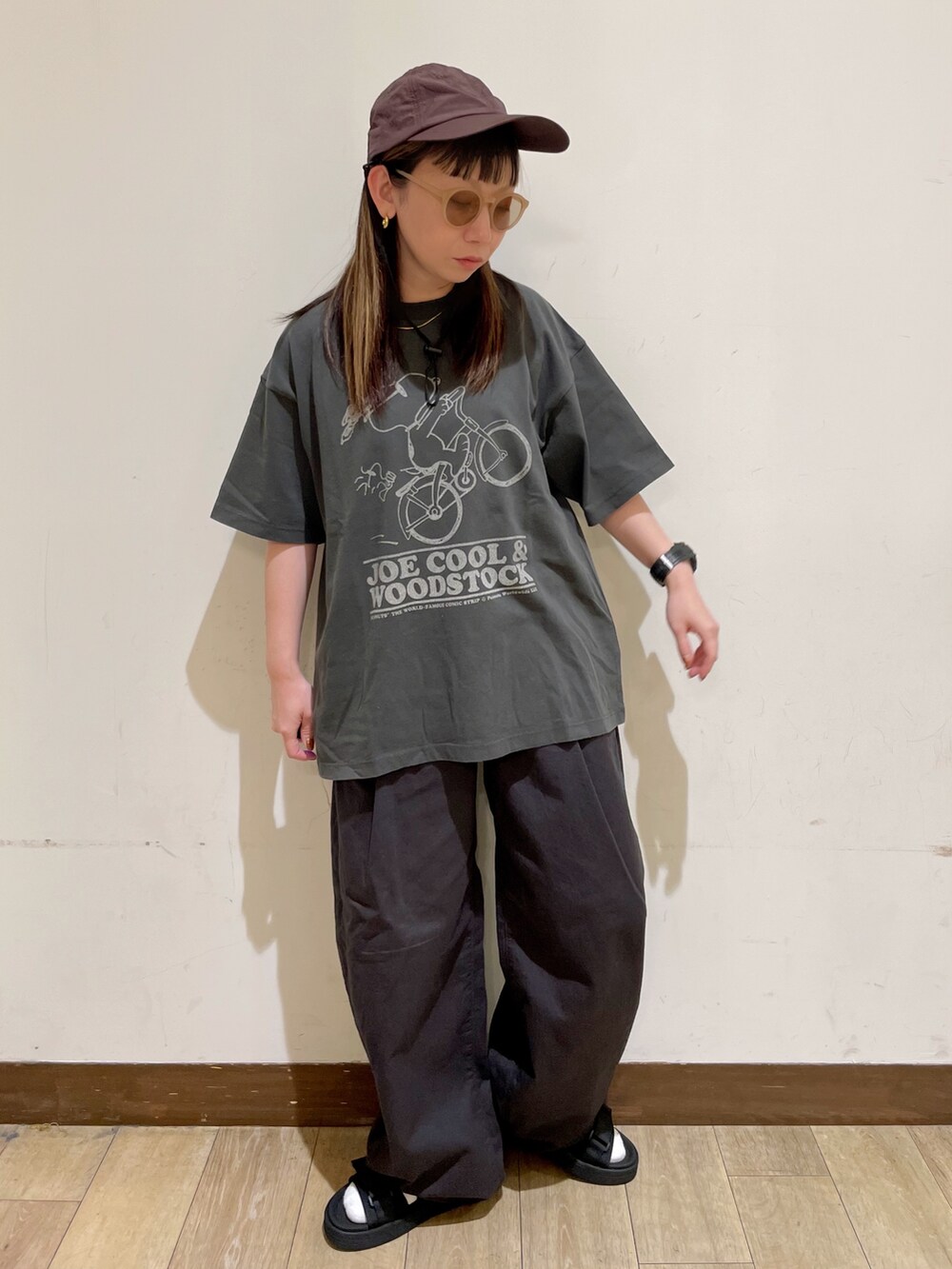 ブラック系のTシャツ/カットソー、グレー系のその他パンツ、ブラック系のサンダルを着用したレディースの夏コーディネートの6枚目の写真