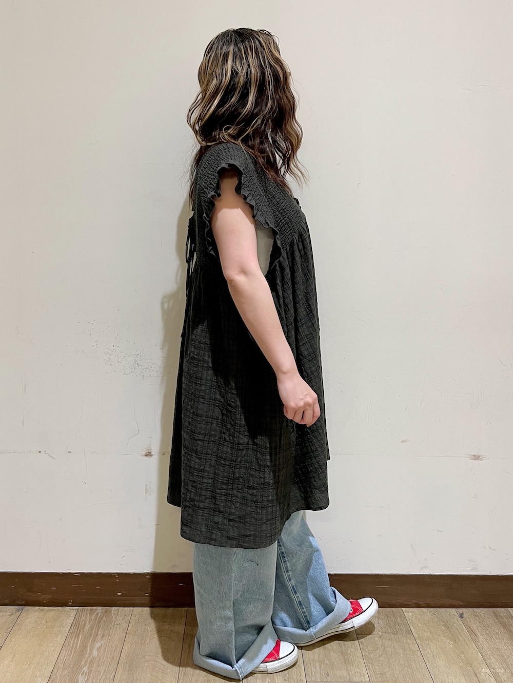 グレー系のシャツ/ブラウス、ホワイト系のタンクトップ、ブルー系のその他パンツを着用したレディースの夏コーディネートの4枚目の写真