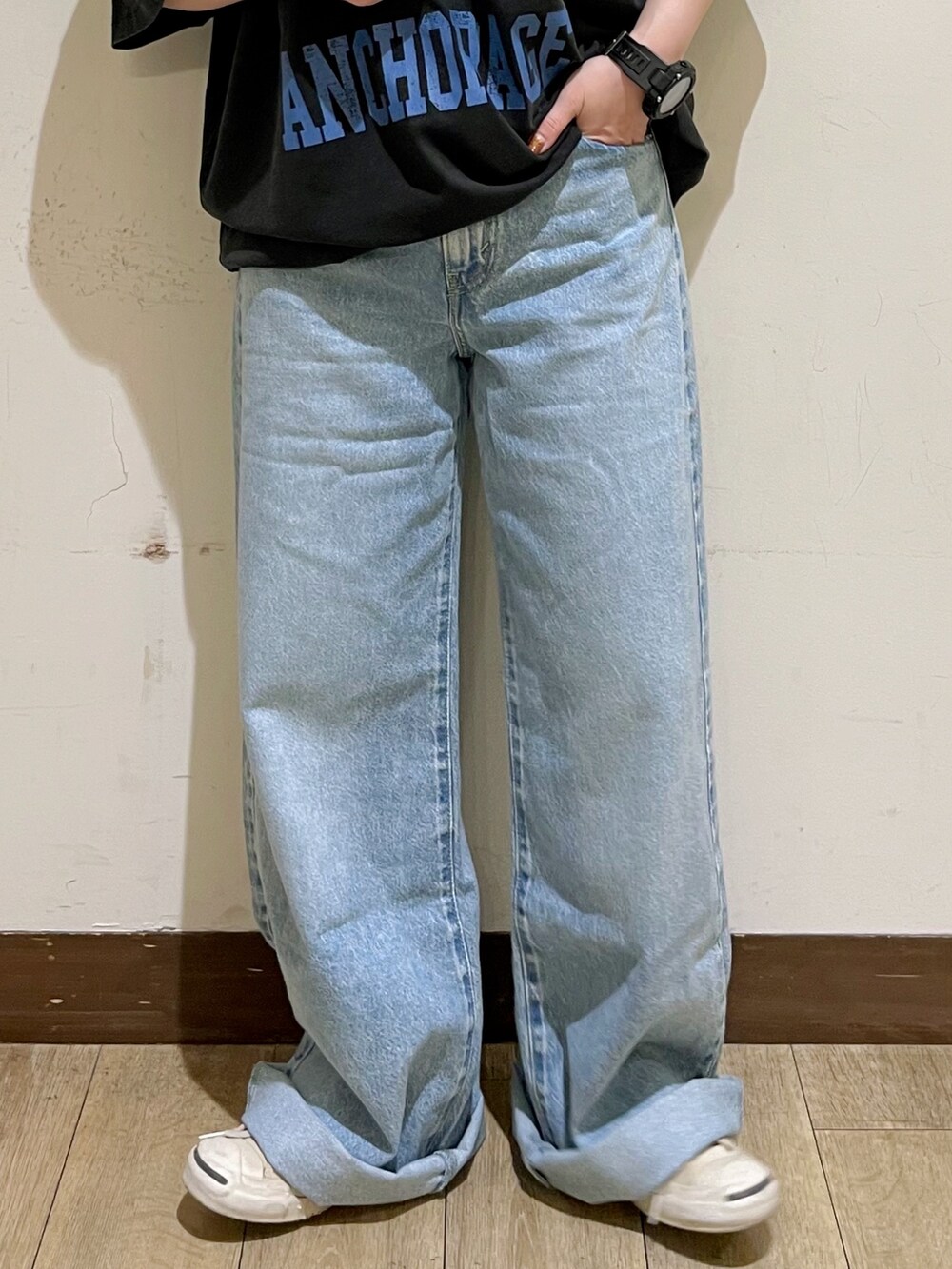 グレー系のTシャツ/カットソー、ブルー系のその他パンツ、ホワイト系のスカートを着用したレディースの夏コーディネートの9枚目の写真