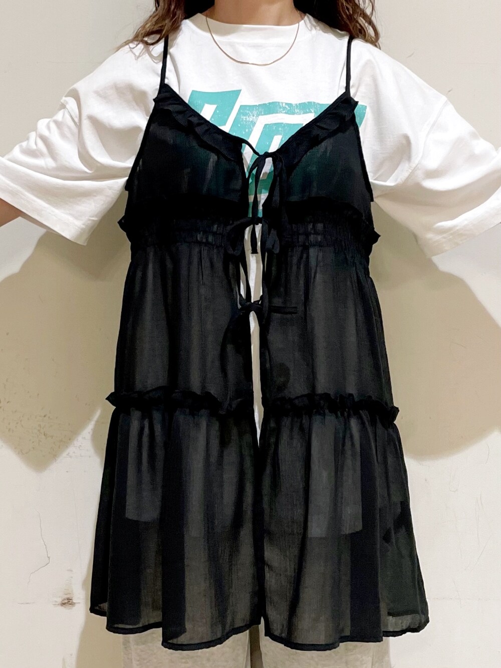 ホワイト系のTシャツ/カットソー、ブラック系のベスト、グレー系のその他パンツを着用したレディースの夏コーディネートの4枚目の写真