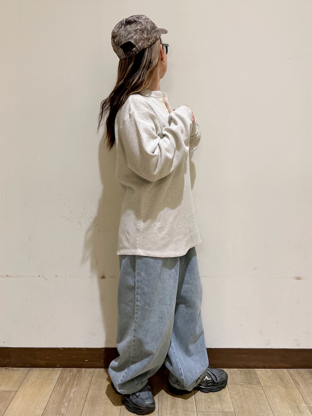 ホワイト系のTシャツ/カットソー、ベージュ系のショルダーバッグ、ブルー系のその他パンツを着用したレディースの秋コーディネートの4枚目の写真