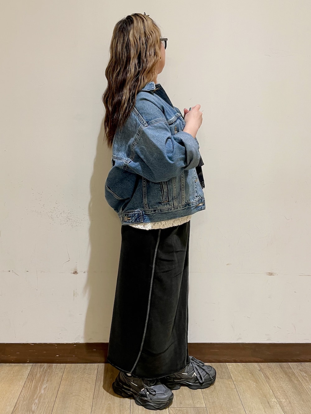 ブルー系のブルゾン、ホワイト系のTシャツ/カットソー、ブラウン系のシャツ/ブラウスを着用したレディースの秋コーディネートの4枚目の写真