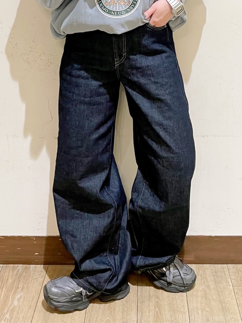 ブルー系のスウェット、ブルー系のシャツ/ブラウス、ブルー系のデニムパンツを着用したレディースの秋コーディネートの6枚目の写真