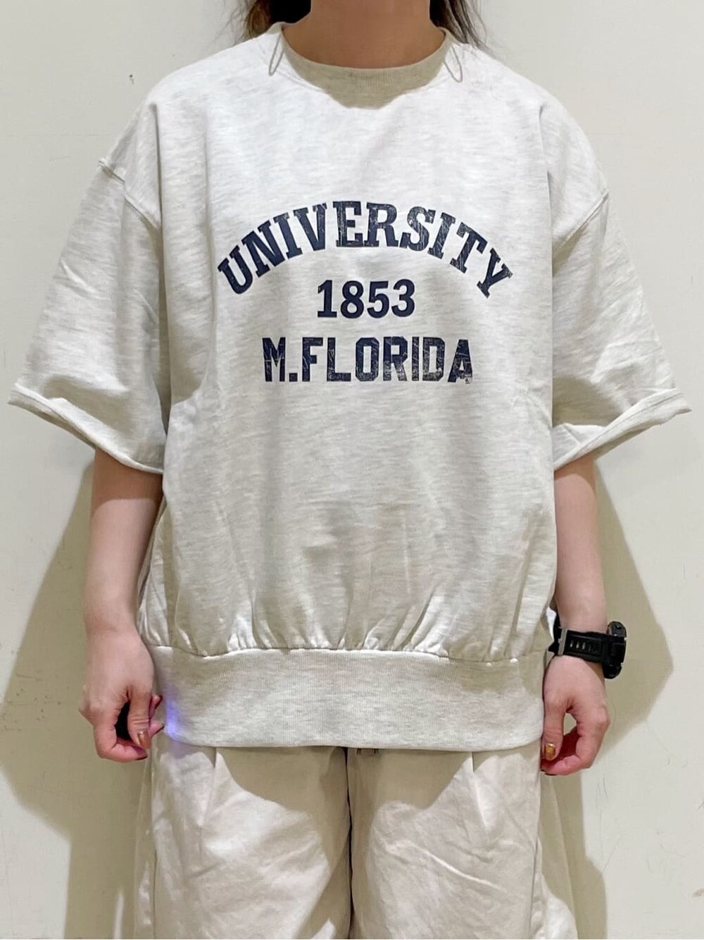 ホワイト系のTシャツ/カットソー、ホワイト系のその他パンツ、ブルー系のその他を着用したレディースの春コーディネートの7枚目の写真
