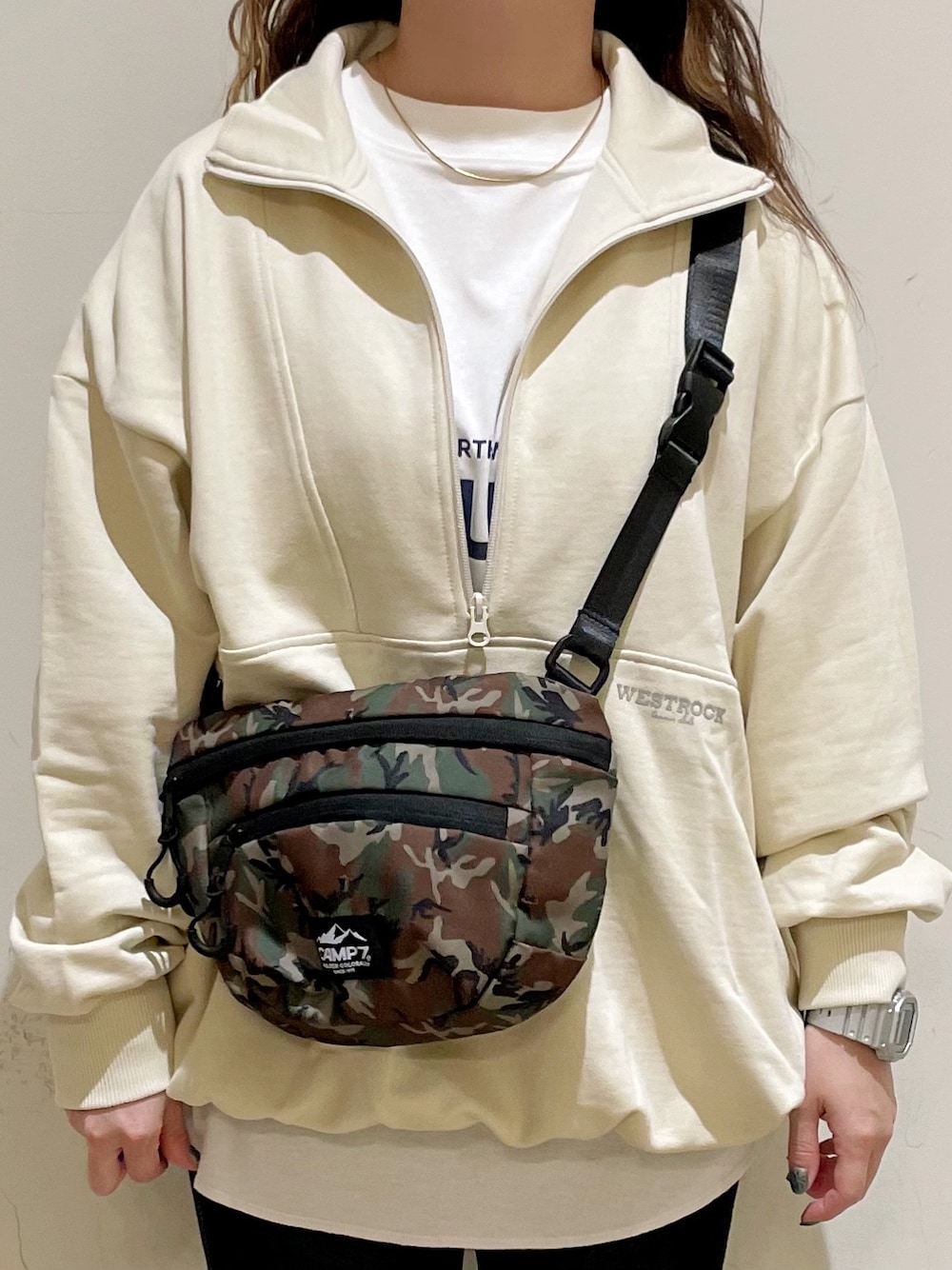 ベージュ系のスウェット、ホワイト系のTシャツ/カットソー、ブルー系のその他パンツを着用したレディースの秋コーディネートの3枚目の写真