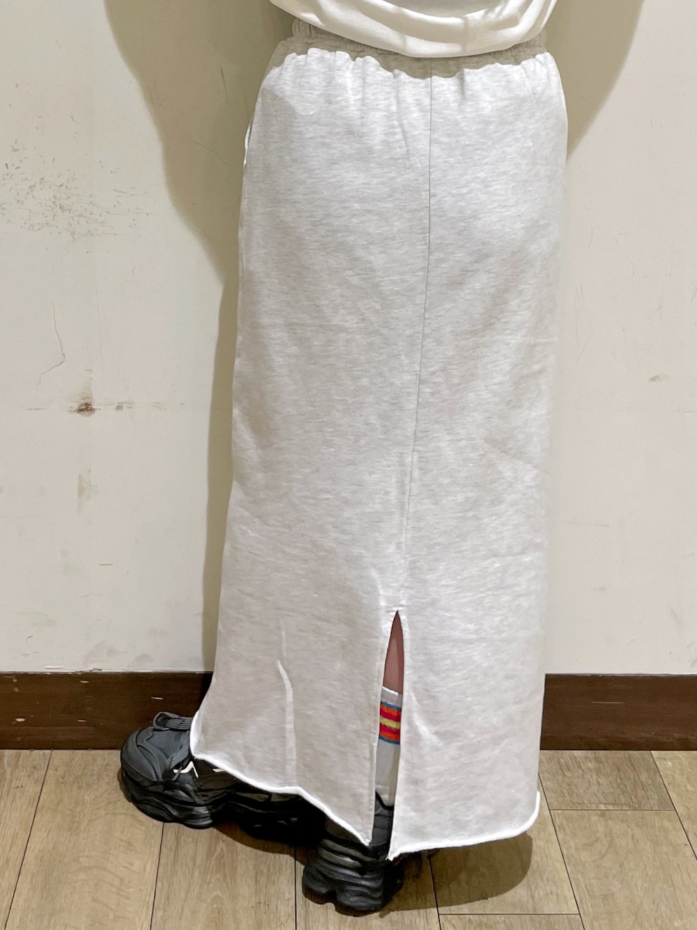ブラウン系のシャツ/ブラウス、ホワイト系のTシャツ/カットソー、ブラック系のベストを着用したレディースの秋コーディネートの9枚目の写真