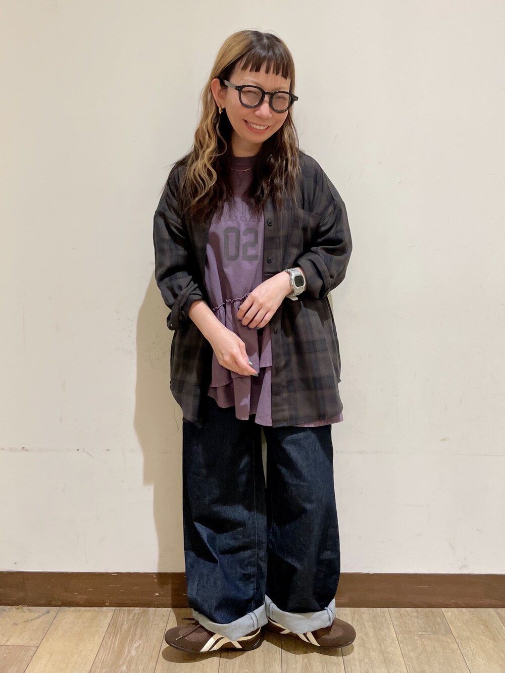 ブラウン系のシャツ/ブラウス、パープル系のTシャツ/カットソー、ブルー系のデニムパンツを着用したレディースの夏コーディネートの7枚目の写真