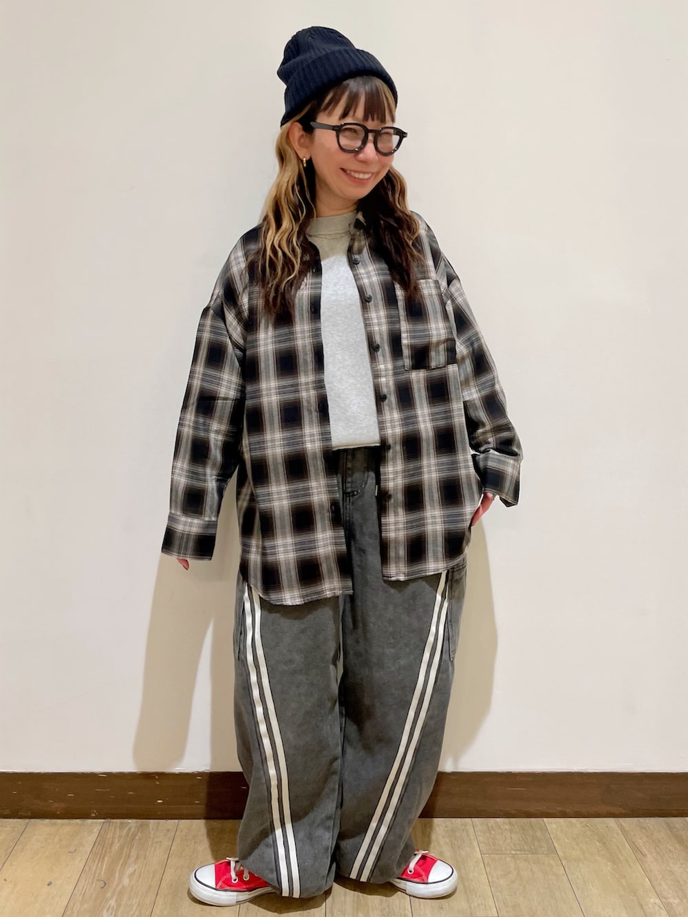 グレー系のニット/セーター、ブラック系のシャツ/ブラウス、ブラック系のその他パンツを着用したレディースの秋コーディネートの6枚目の写真