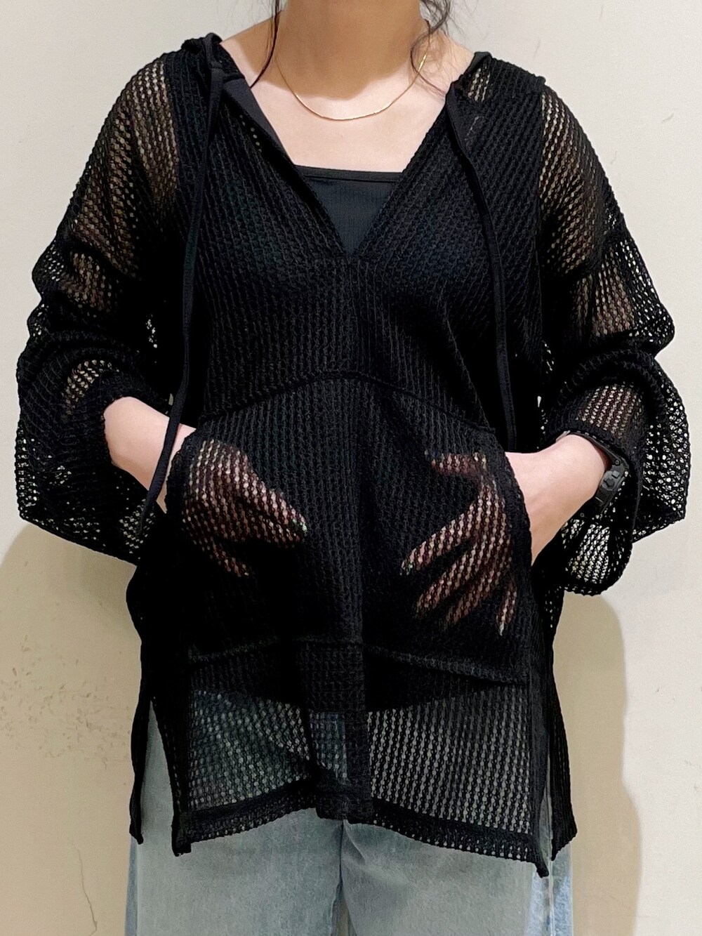 ブラック系のTシャツ/カットソー、ブラック系のタンクトップ、ブルー系のその他パンツを着用したレディースの夏コーディネートの6枚目の写真