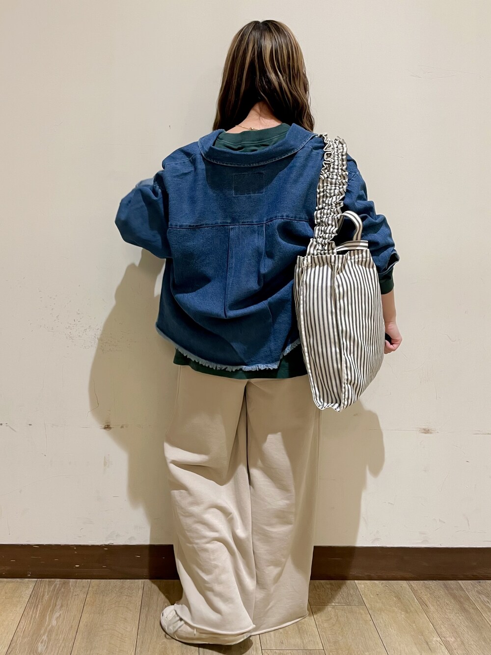 ブルー系のシャツ/ブラウス、グリーン系のTシャツ/カットソー、ベージュ系のその他パンツを着用したレディースの秋コーディネートの2枚目の写真