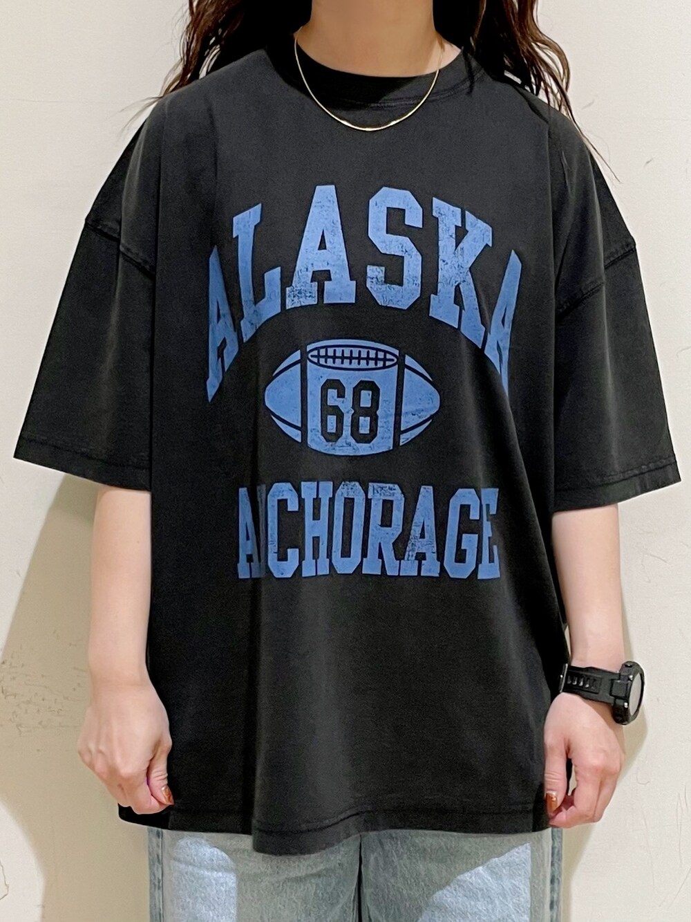 グレー系のTシャツ/カットソー、ブルー系のその他パンツ、ホワイト系のスカートを着用したレディースの夏コーディネートの8枚目の写真