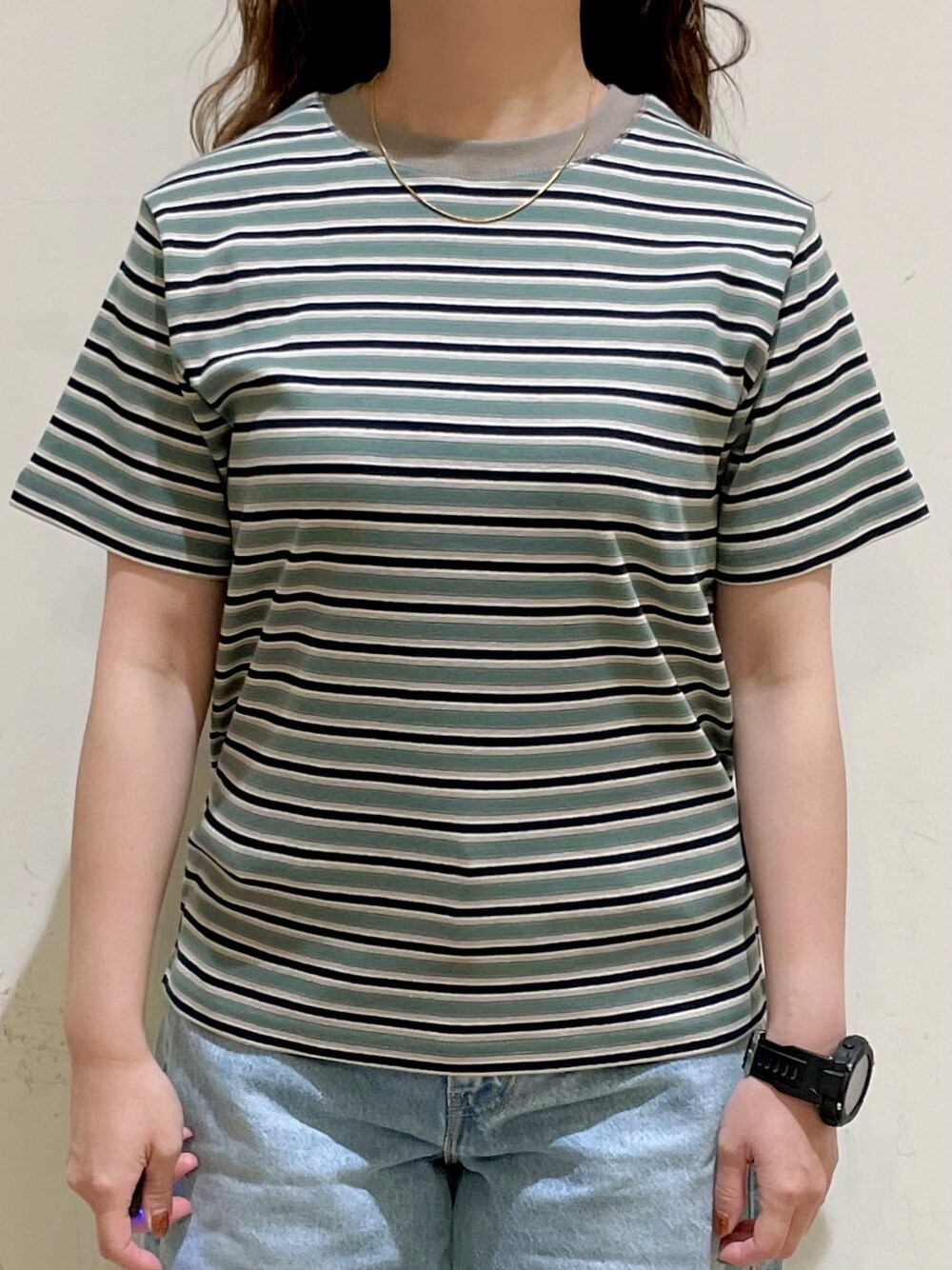 ブラック系のTシャツ/カットソー、ブラウン系のベスト、ブルー系のその他パンツを着用したレディースの夏コーディネートの8枚目の写真