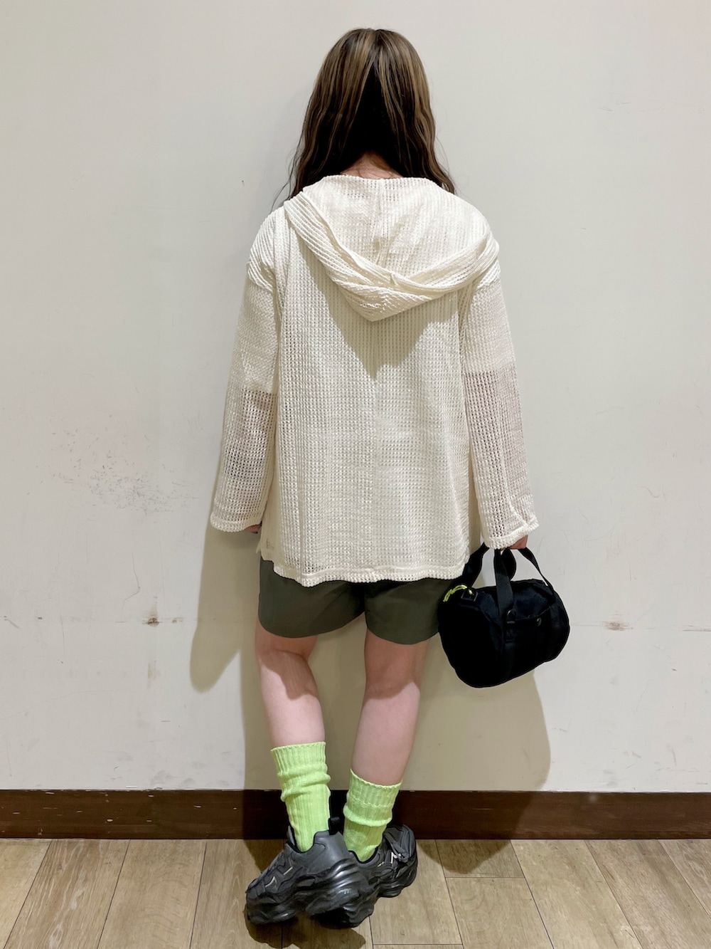 ホワイト系のTシャツ/カットソー、ホワイト系のTシャツ/カットソー、グレー系のその他パンツを着用したレディースの夏コーディネートの2枚目の写真