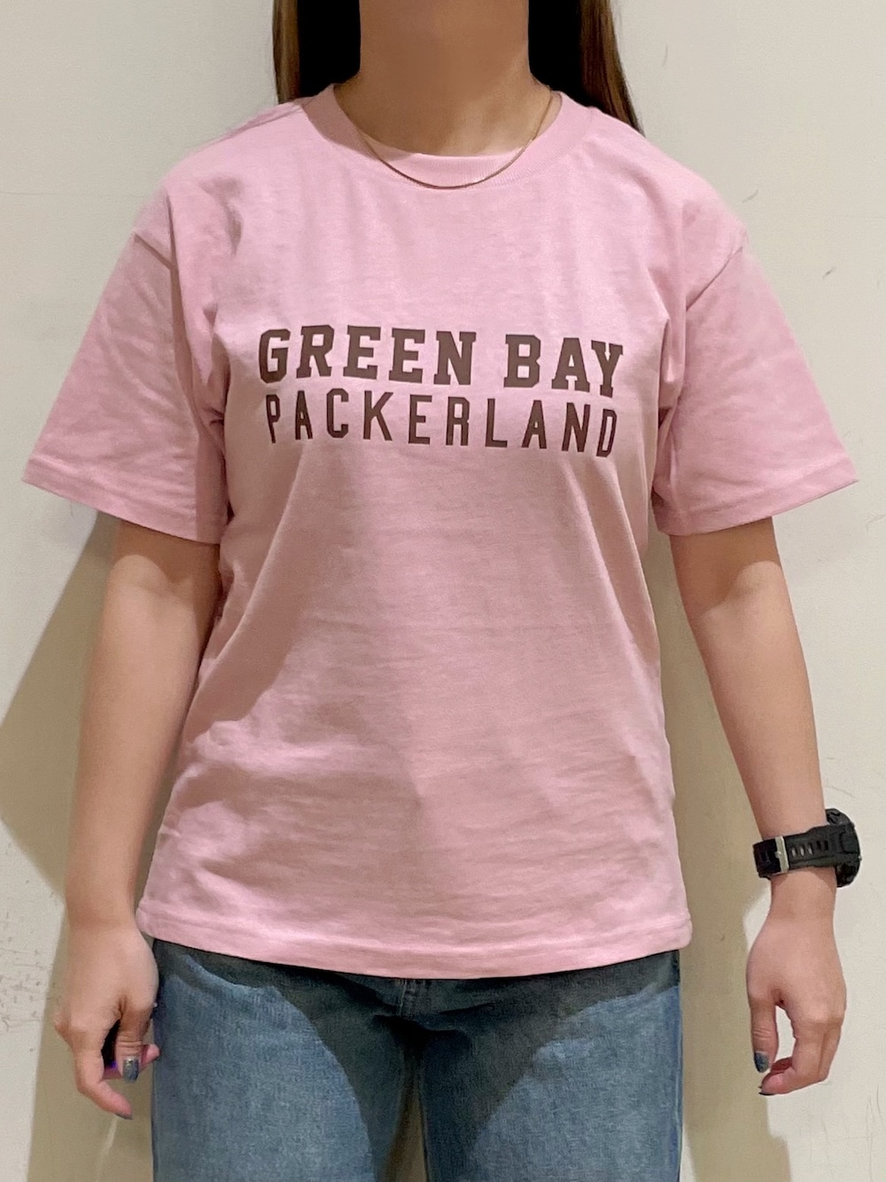 ピンク系のTシャツ/カットソー、ブルー系のデニムパンツ、ベージュ系のショルダーバッグを着用したレディースの夏コーディネートの7枚目の写真