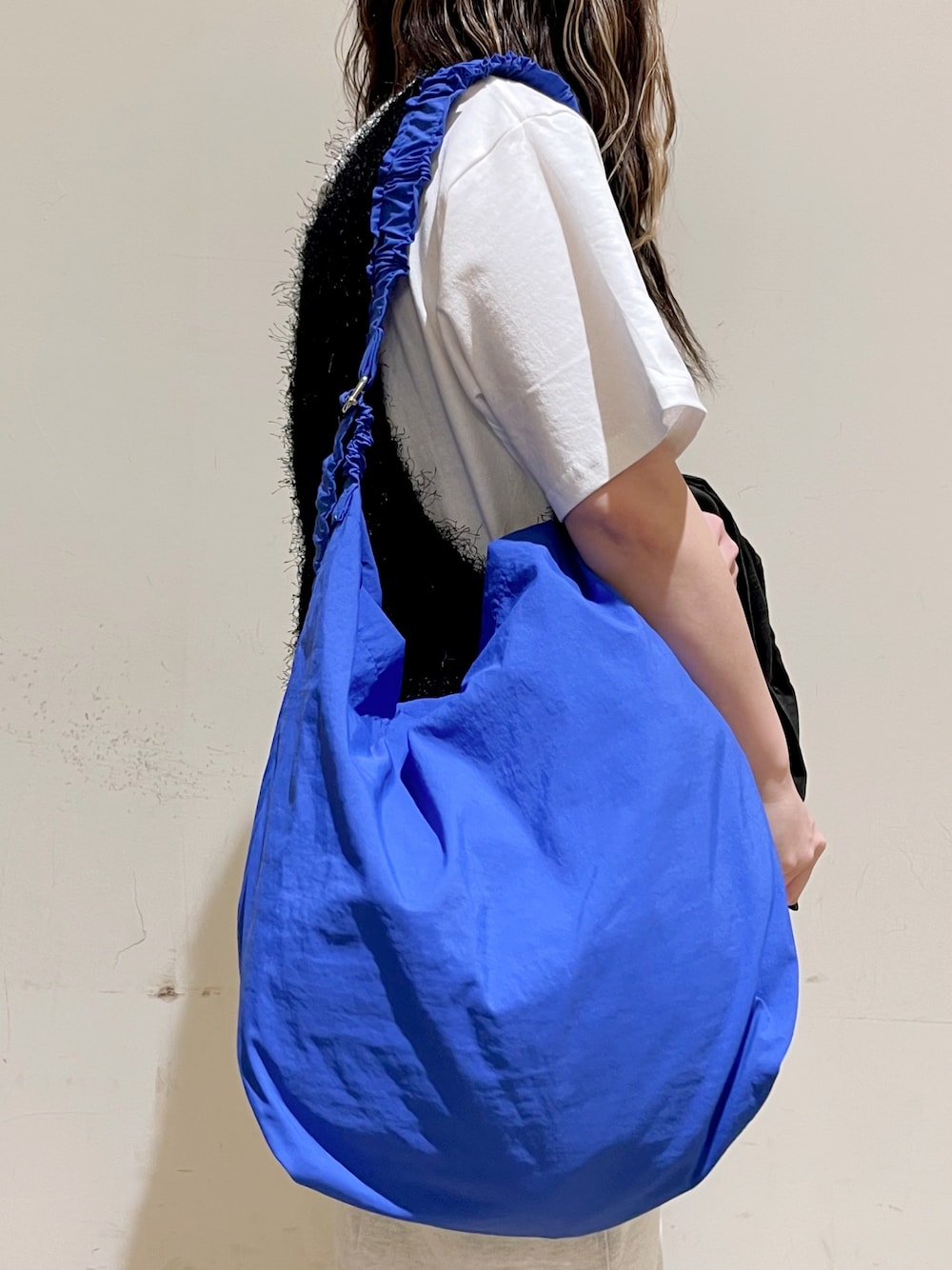 ブラウン系のシャツ/ブラウス、ホワイト系のTシャツ/カットソー、ブラック系のベストを着用したレディースの秋コーディネートの3枚目の写真