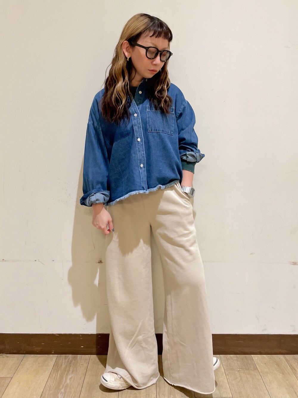 ブルー系のシャツ/ブラウス、グリーン系のTシャツ/カットソー、ベージュ系のその他パンツを着用したレディースの秋コーディネートの6枚目の写真