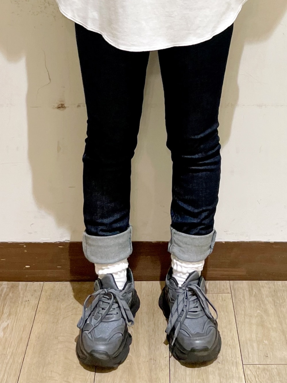ベージュ系のスウェット、ホワイト系のTシャツ/カットソー、ブルー系のその他パンツを着用したレディースの秋コーディネートの9枚目の写真