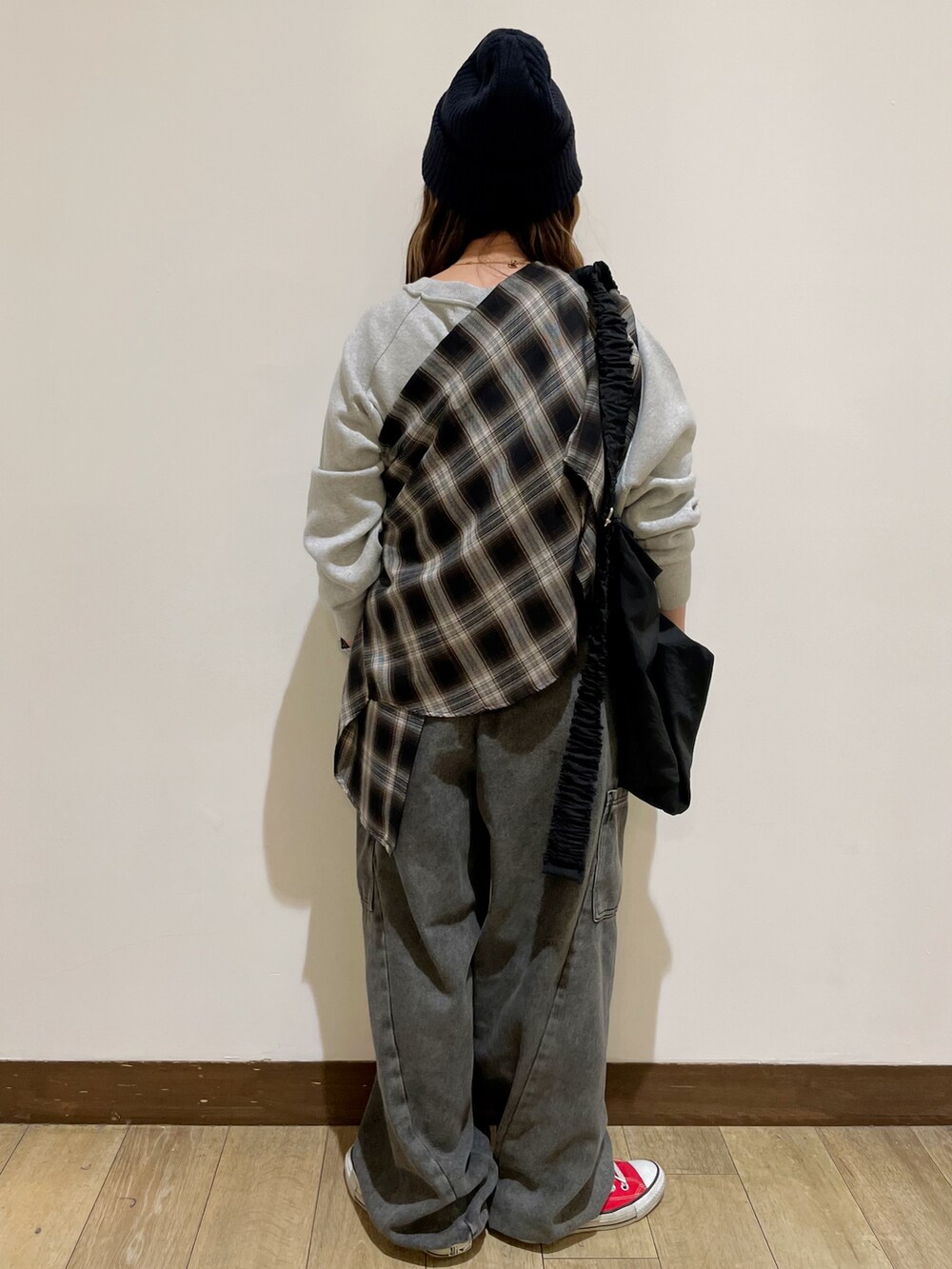 グレー系のニット/セーター、ブラック系のシャツ/ブラウス、ブラック系のその他パンツを着用したレディースの秋コーディネートの2枚目の写真