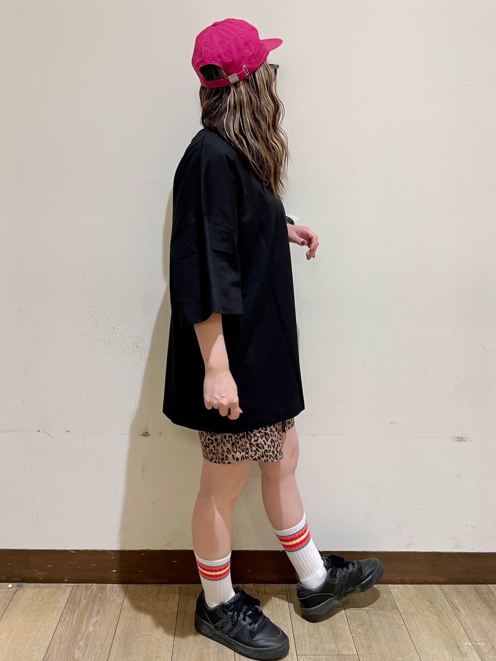 イエロー系のその他パンツ、グレー系のショルダーバッグを着用したレディースの夏コーディネートの4枚目の写真