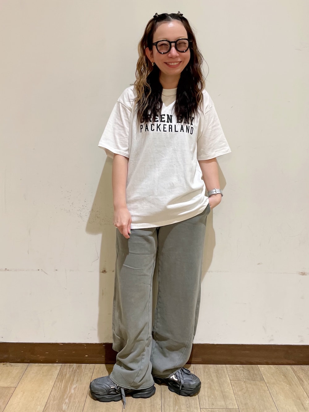 ブラック系のTシャツ/カットソー、ホワイト系のTシャツ/カットソー、グレー系のその他パンツを着用したレディースの秋コーディネートの7枚目の写真