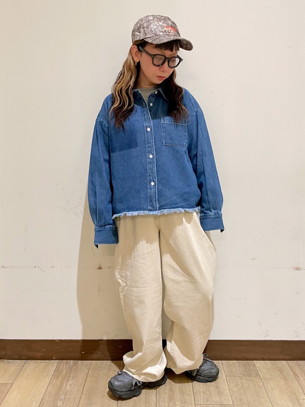 ブルー系のシャツ/ブラウス、グレー系のTシャツ/カットソー、ホワイト系のその他パンツを着用したレディースの秋コーディネートの8枚目の写真