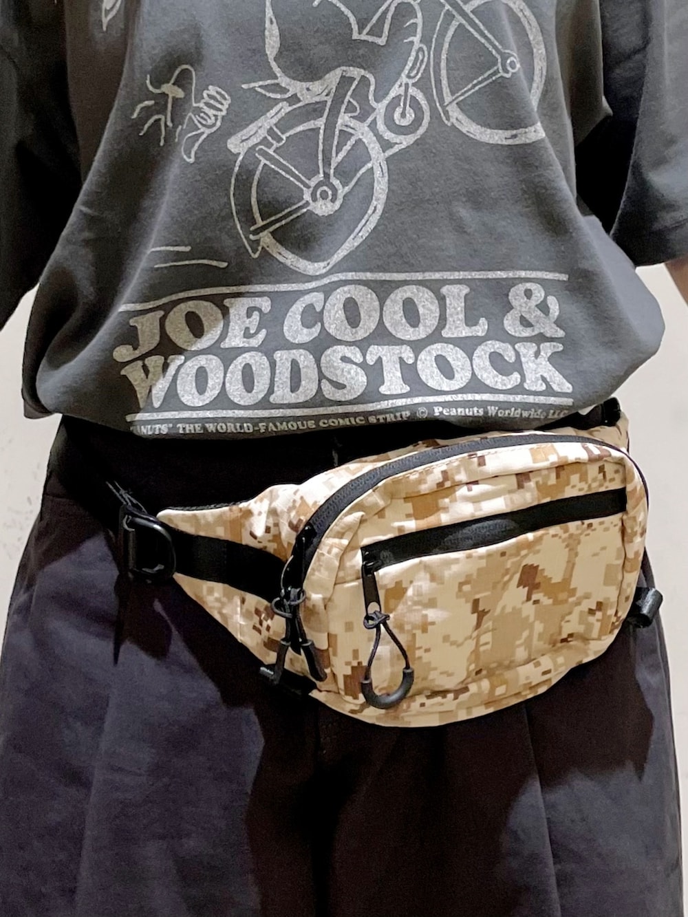 ブラック系のTシャツ/カットソー、グレー系のその他パンツ、ブラック系のサンダルを着用したレディースの夏コーディネートの3枚目の写真