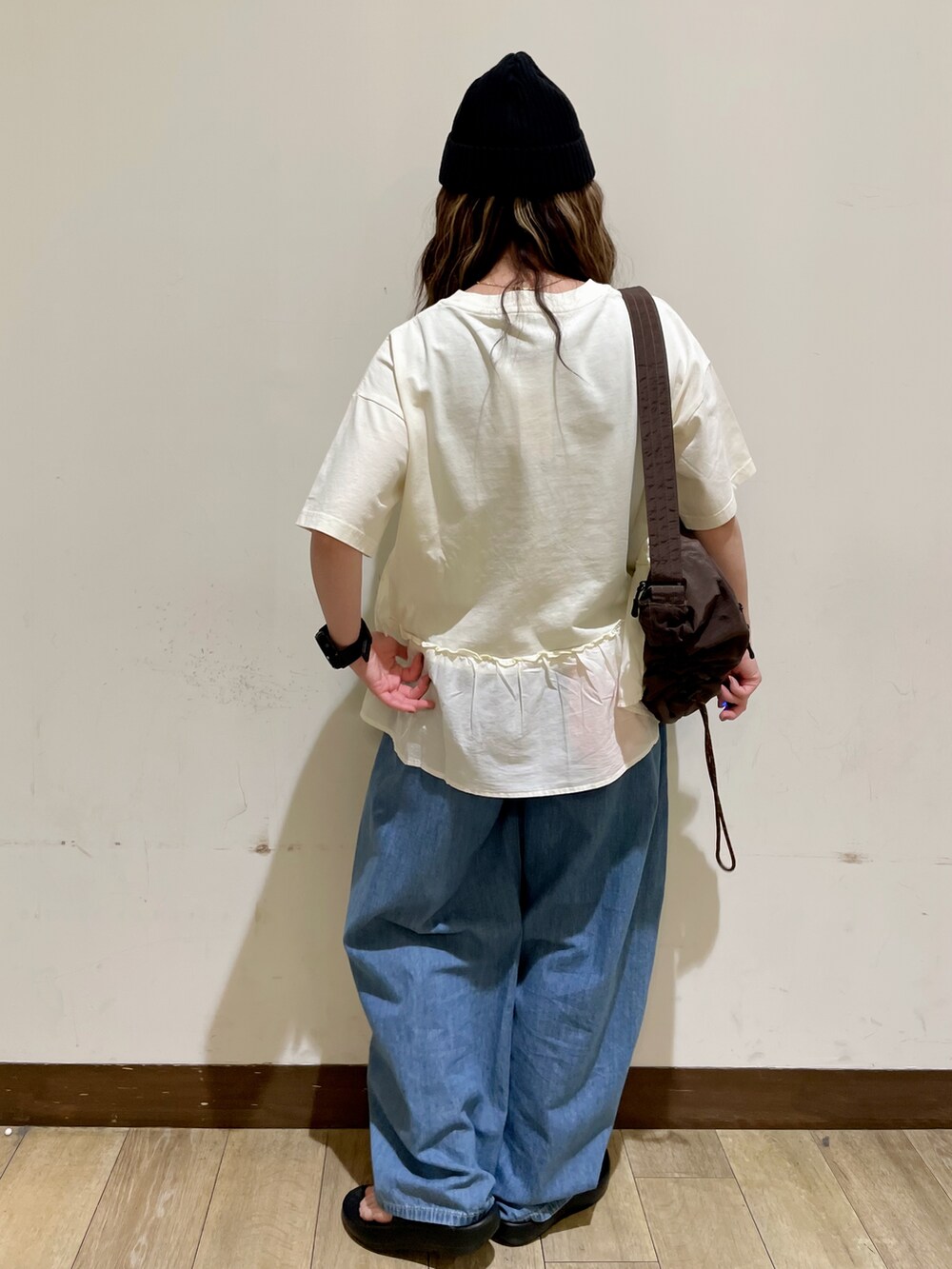 ホワイト系のTシャツ/カットソー、ブルー系のデニムパンツ、ブラック系のサンダルを着用したレディースの夏コーディネートの2枚目の写真