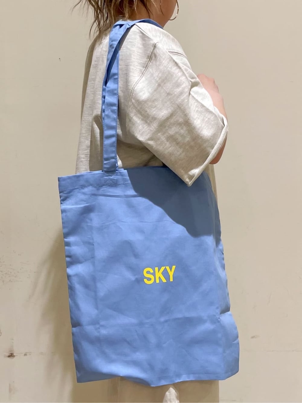 ホワイト系のTシャツ/カットソー、ホワイト系のその他パンツ、ブルー系のその他を着用したレディースの春コーディネートの3枚目の写真