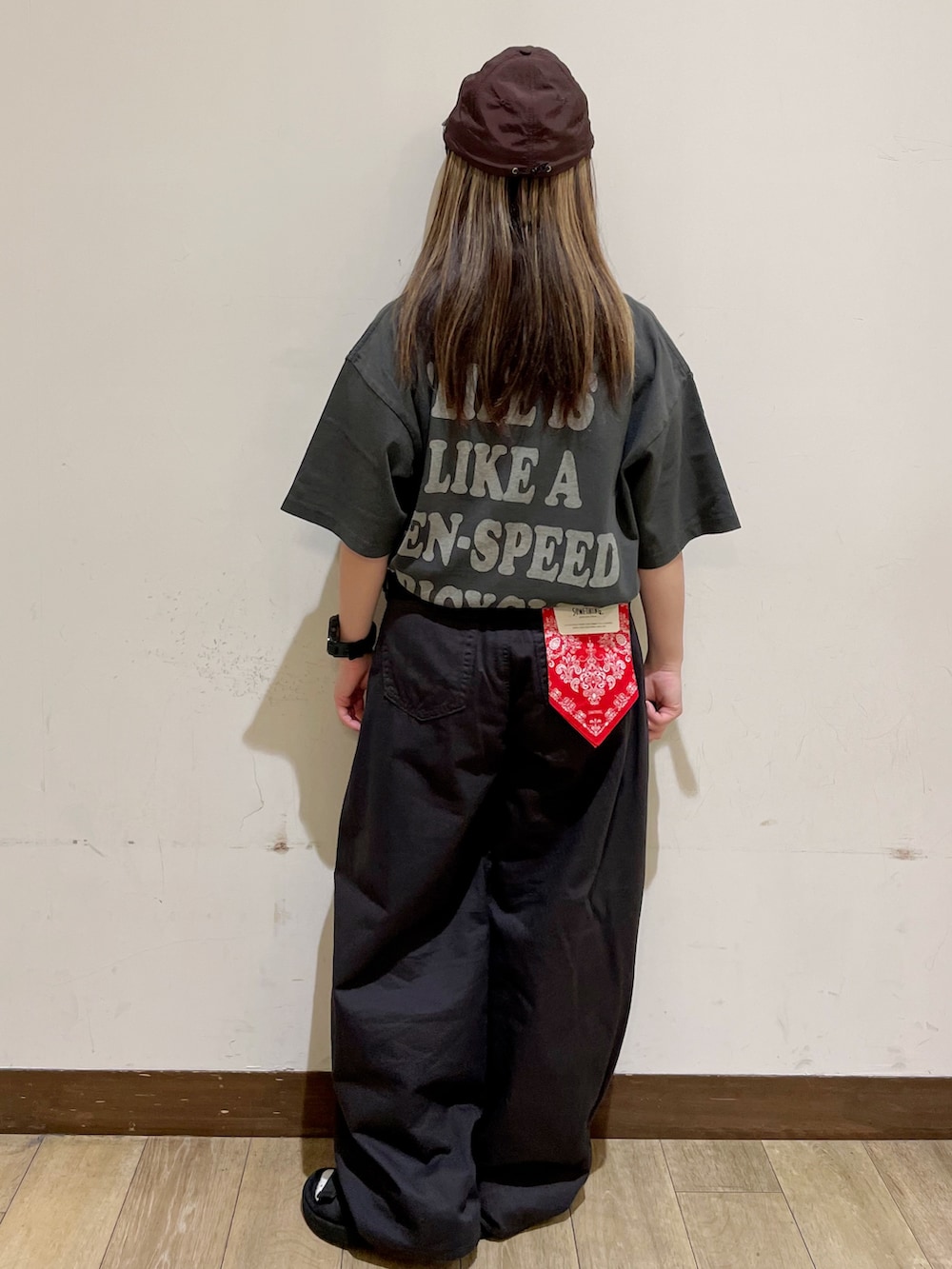 ブラック系のTシャツ/カットソー、グレー系のその他パンツ、ブラック系のサンダルを着用したレディースの夏コーディネートの2枚目の写真